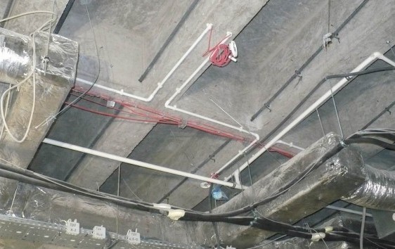 Wzmocnienie cięgnami napinanymi / sprężonymi belkowego stropu żelbetowego.